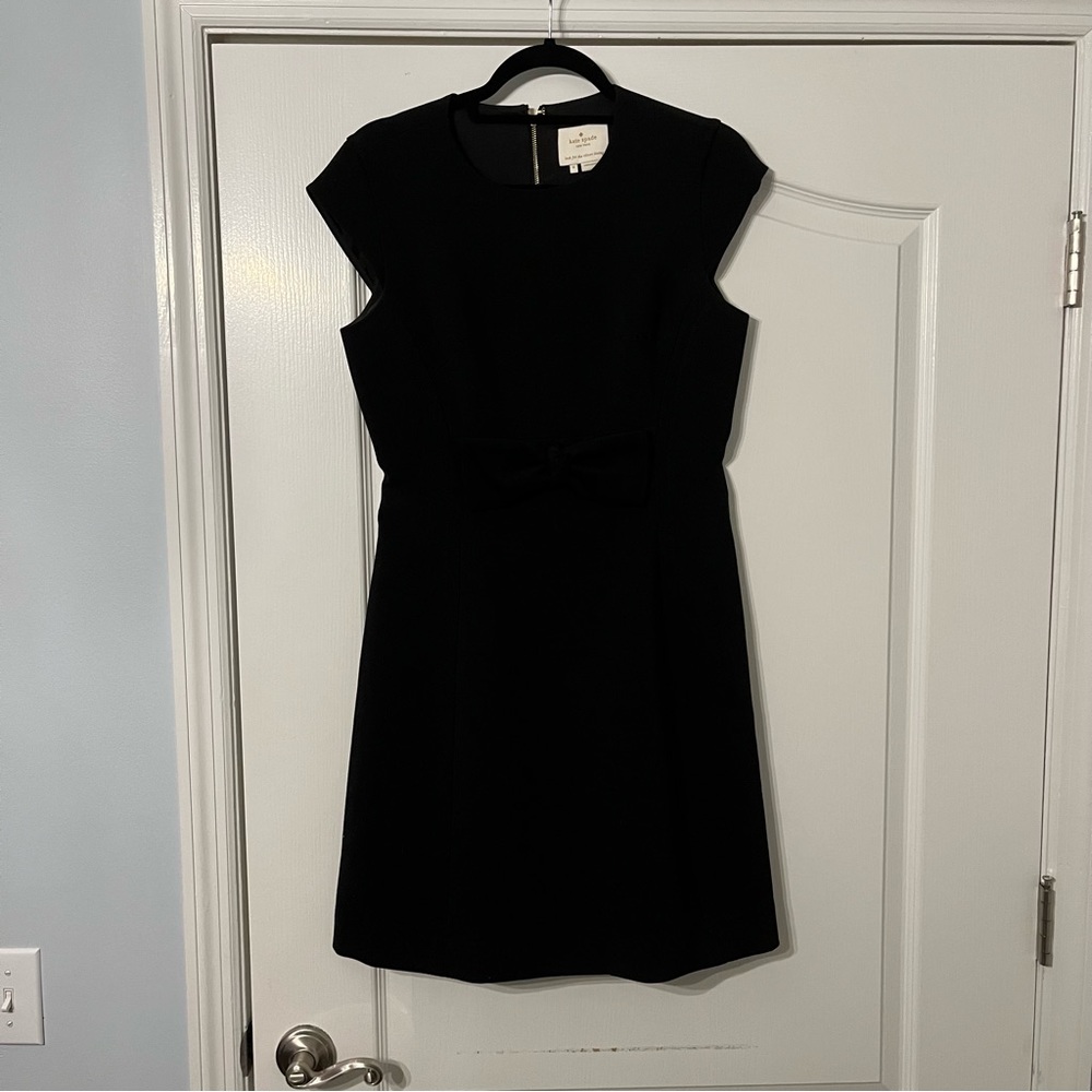 Kate spade shift dress, with bow in front. Size 6 - Picture 3 of 5